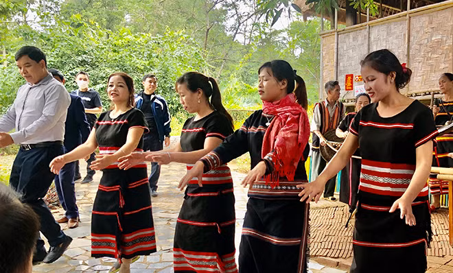 Du khách biểu diễn dân vũ cùng đồng bào Xơ Đăng. Du khách biểu diễn dân vũ cùng đồng bào Xơ Đăng.