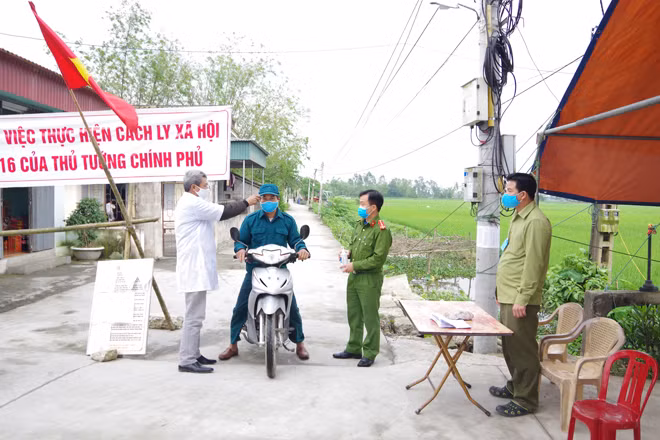 Các lực lượng chức năng đo thân nhiệt, xịt khử khuẩn, đảm bảo an ninh an toàn tại các chốt kiểm soát dịch bệnh.