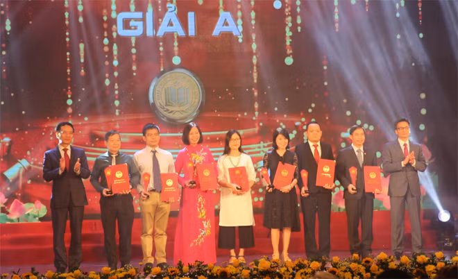 Phó Thủ tướng Vũ Đức Đam; Bộ trưởng Bộ Thông tin và Truyền thông Nguyễn Mạnh Hùng trao giải A các tác giả, nhóm tác giả, Nhà xuất bản, đơn vị liên kết xuất bản.