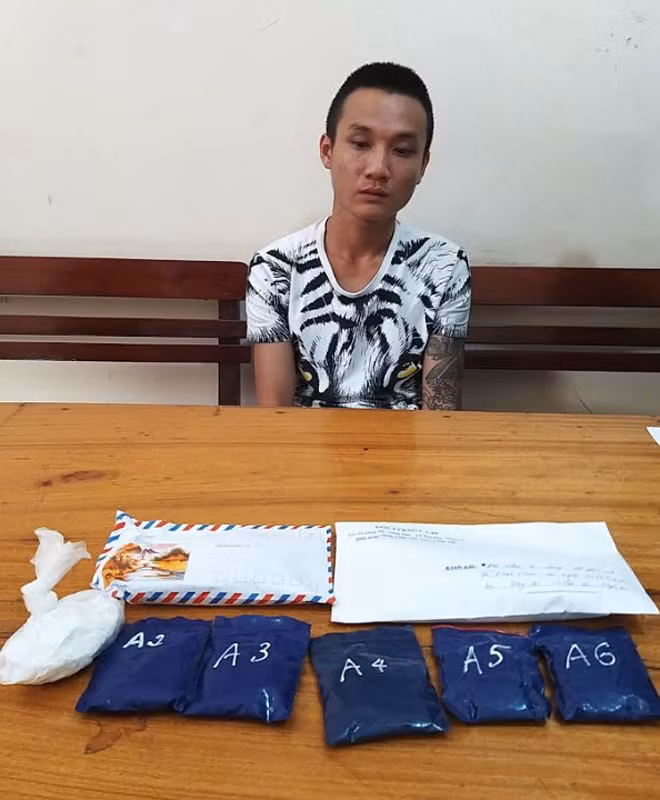 Lô Hoàng Anh và tang vật tại cơ quan điều tra. Lô Hoàng Anh và tang vật tại cơ quan điều tra.
