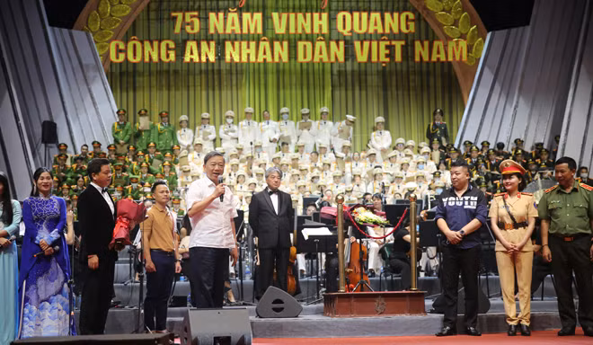Đại tướng Tô Lâm, Bộ trưởng Bộ Công an cảm ơn và động viên các nghệ sĩ. Đại tướng Tô Lâm, Bộ trưởng Bộ Công an cảm ơn và động viên các nghệ sĩ.
