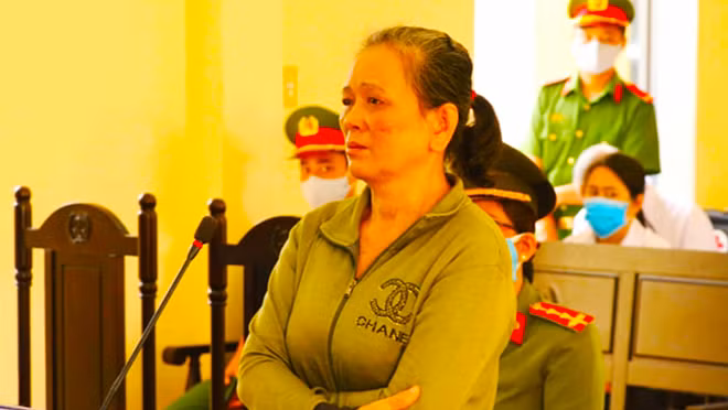Nguyễn Thị Hoa bị TAND huyện Cần Đước tuyên án 4 năm tù về hành vi ngược đãi mẹ ruột mình.