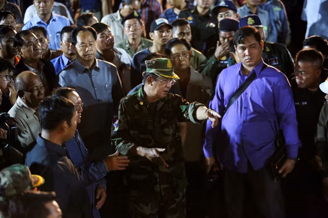 Quan chức Campuchia đang thị sát công trình tòa nhà 7 tầng bị đổ sập ở Sihanoukville vào ngày 24-6-2019. Ảnh nguồn: Sun Rethy Kun/AFP.