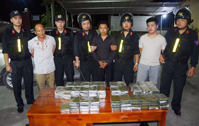Bắt quả tang 3 trong 5 đối tượng trong vụ án.