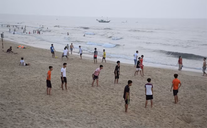 Người dân tụ tập thành nhóm chơi bóng.