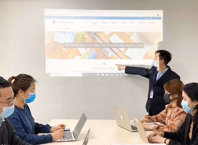 Chuyên gia VNPT giới thiệu giải pháp VNPT E-Learning cho giáo viên. Chuyên gia VNPT giới thiệu giải pháp VNPT E-Learning cho giáo viên.