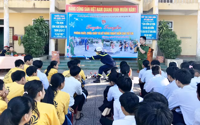 Cảnh sát PCCC và CNCH Công an tỉnh Quảng Trị hướng dẫn kỹ năng thoát hiểm trong cháy nổ cho học sinh ở Hải Vĩnh, Hải Lăng.