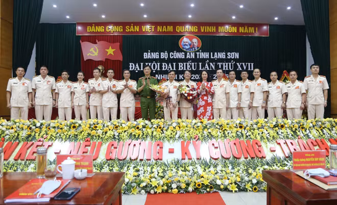 Ban Chấp hành khóa mới ra mắt Đại hội.