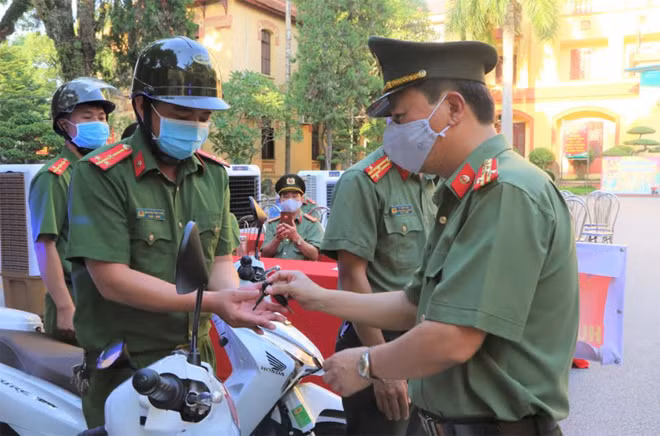 Đại tá Triệu Tuấn Hải bàn giao xe cho Công an các xã, thị trấn biên giới.