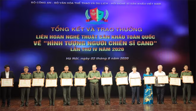 Thứ trưởng Nguyễn Văn Thành trao Bằng khen của Bộ trưởng Bộ Công an cho các tập thể, cá nhân.