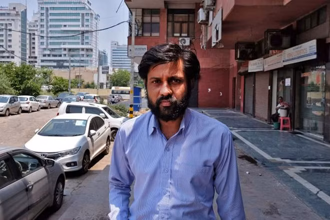 Sumit Gupta, chủ sở hữu và giám đốc công ty BellTroX InfoTech Services, bên ngoài văn phòng ở New Delhi, ngày 8/6/2020. Sumit Gupta, chủ sở hữu và giám đốc công ty BellTroX InfoTech Services, bên ngoài văn phòng ở New Delhi, ngày 8/6/2020.
