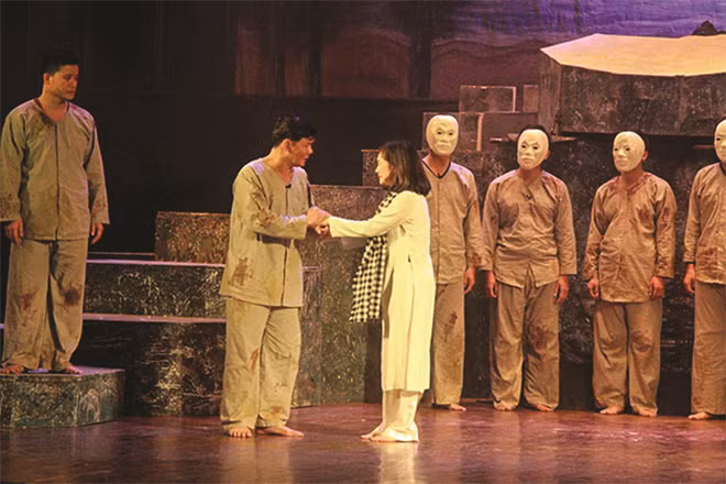Anh hùng Võ Thị Sáu và Vũ Văn Hiếu trong vở “Người tù trao áo”.