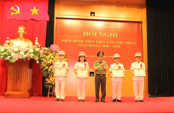 Thứ trưởng Bùi Văn Nam trao danh hiệu chiến sỹ thi đua toàn lực lượng CAND cho các cá nhân.