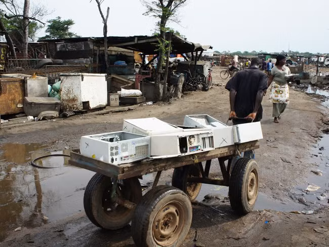 Những phế liệu này giúp Abdullah Boubacar kiếm được 8 USD.