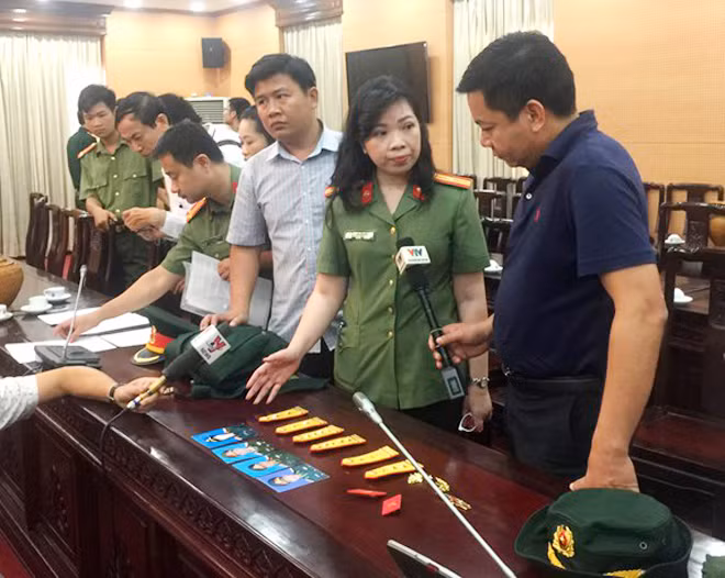 Cơ quan Công an thu giữ các vật chứng trong vụ án lừa đảo do Hoa Hữu Long cầm đầu. Cơ quan Công an thu giữ các vật chứng trong vụ án lừa đảo do Hoa Hữu Long cầm đầu.
