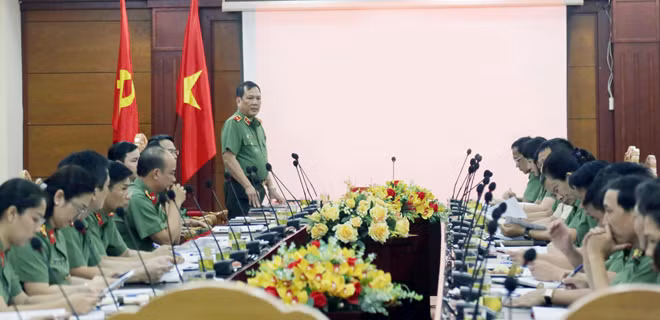 Thiếu tướng Lê Văn Hải, Bí thư Đảng ủy, Cục trưởng Cục Hậu cần quán triệt công tác tổ chức Đại hội Đảng các cấp trong Đảng bộ Cục Hậu cần, nhiệm kỳ 2020 – 2025.