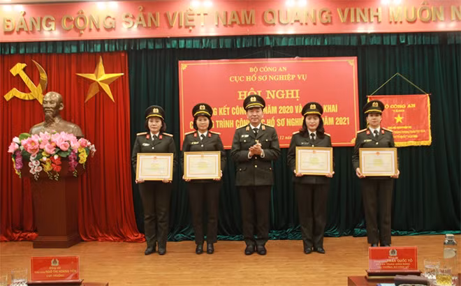 Thứ trưởng Trần Quốc Tỏ trao Bằng khen của Bộ Công an cho các cá nhân.
