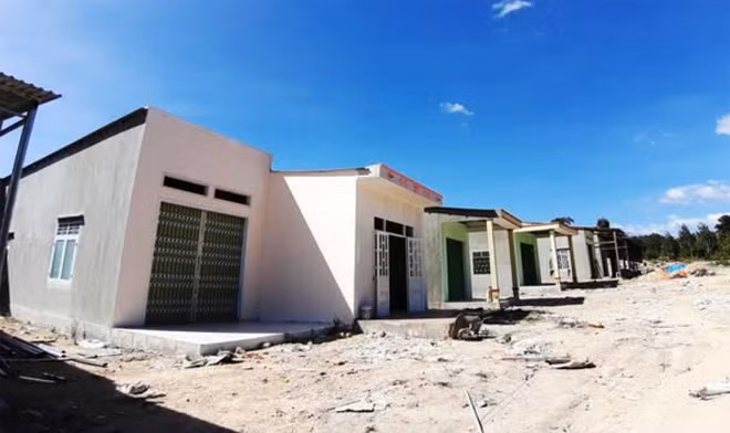 Những ngôi nhà khang trang của cư dân làng chài được nhà nước hỗ trợ xây dựng. Những ngôi nhà khang trang của cư dân làng chài được nhà nước hỗ trợ xây dựng.