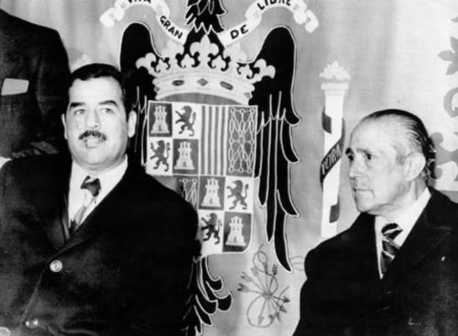 Thủ tướng Tây Ban Nha Carlos Arias Navarro (phải) cùng Phó Tổng thống Iraq lúc đó là Saddam Hussein thăm chính thức Tây Ban Nha năm 1974.