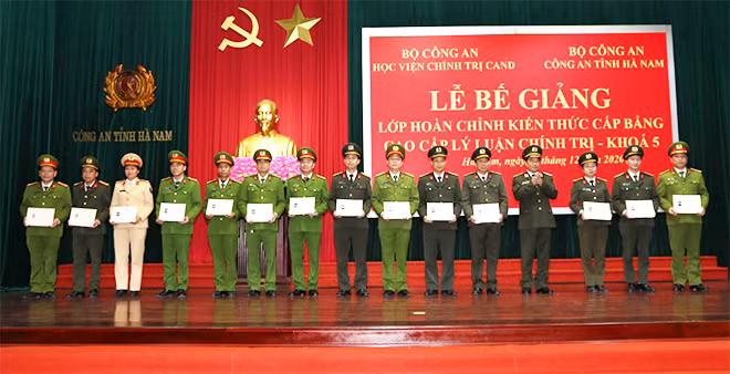 Trung tướng, PGS.TS. Trần Vi Dân – Giám đốc Học viện Chính trị Công an nhân dân trao Bằng tốt nghiệp cho các học viên.