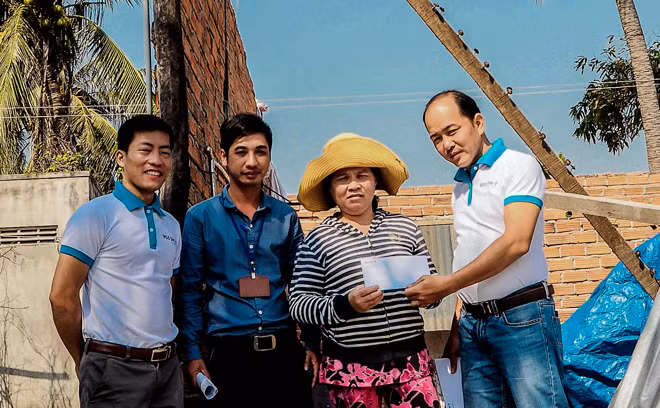 Anh Nguyễn Hòa Bình (ngoài cùng bên phải) trong một chuyến từ thiện. Anh Nguyễn Hòa Bình (ngoài cùng bên phải) trong một chuyến từ thiện.