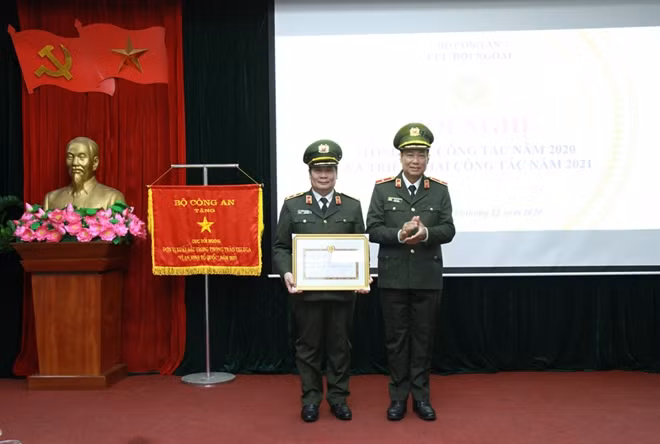 Thứ trưởng Lê Tấn Tới trao Bằng khen của Bộ trưởng Bộ Công an tặng Trung tướng Nguyễn Thanh Sơn, Cục trưởng Cục Đối ngoại.