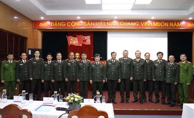 Thứ trưởng Lê Tấn Tới và các đại biểu tham dự Hội Nghị.