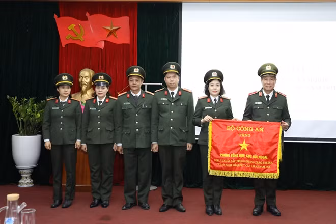 Thứ trưởng Lê Tấn Tới trao Cờ thi đua của Bộ Công an tặng Phòng Tổng hợp.