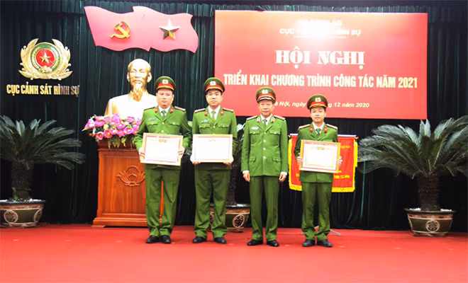 Thứ trưởng Lê Qúy Vương trao danh hiệu Chiến sĩ thi đua toàn lực lượng CAND tặng các cá nhân có thành tích xuất sắc.