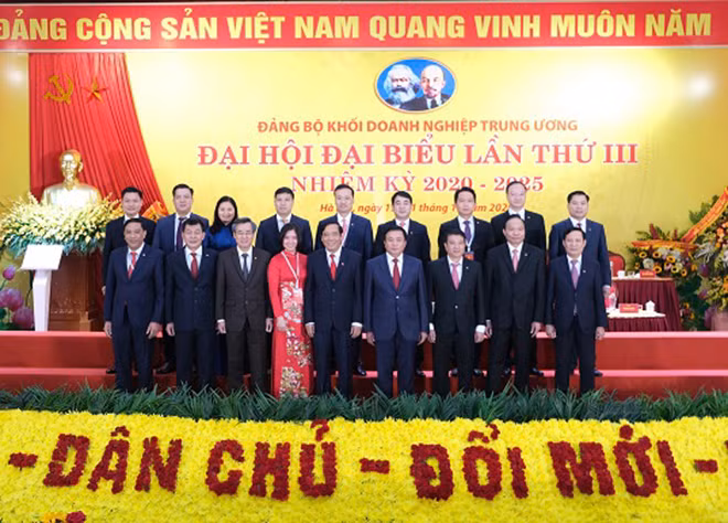 Đoàn đại biểu Đảng bộ Vietcombank chụp ảnh lưu niệm cùng các đồng chí lãnh đạo dự Đại hội.