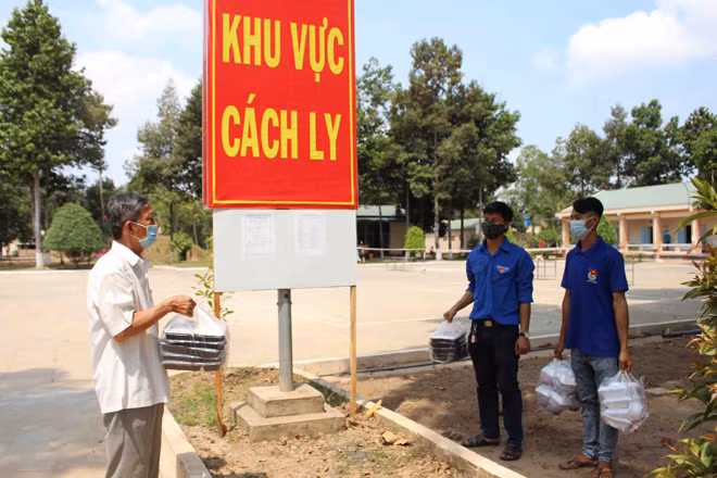 Các tình nguyện viên mang đồ ăn, nước uống đến khu cách ly y tế tập trung.