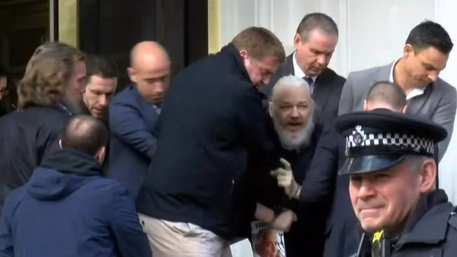 Julian Assange khi bị khống chế rời khỏi Đại sứ quán Ecuador ở London.