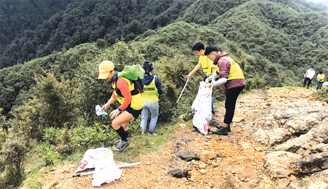 Runner vừa chạy vừa nhặt rác do các phượt thủ để lại trong rừng Hoàng Liên.