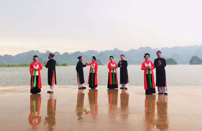 Các nghệ sĩ Nhà hát Chèo Hà Nam trong tiết mục hát dân ca Hà Nam.
