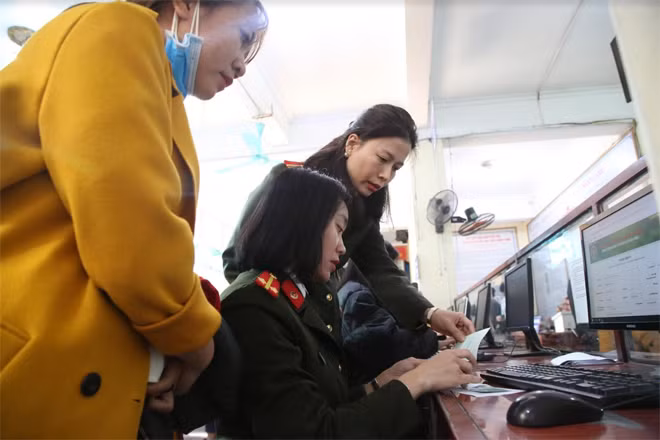 Các cán bộ phòng QLXNC tận tình hỗ trợ, hướng dẫn người dân nhập thông tin vào tờ khai điện tử.