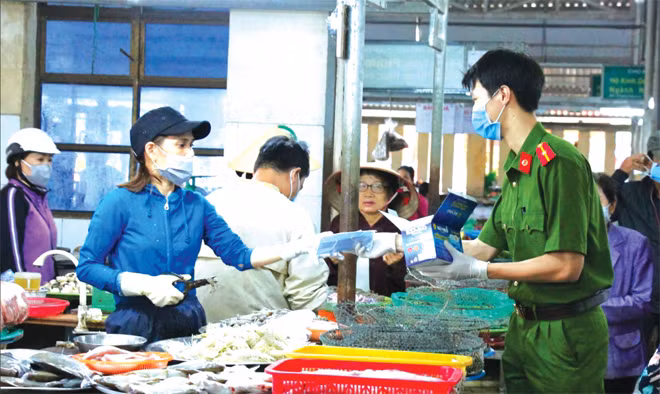 Đoàn viên Công an TP Đà Nẵng phát khẩu trang miễn phí cho người dân phòng, chống dịch bệnh. Ảnh: CTV Đoàn viên Công an TP Đà Nẵng phát khẩu trang miễn phí cho người dân phòng, chống dịch bệnh. Ảnh: CTV
