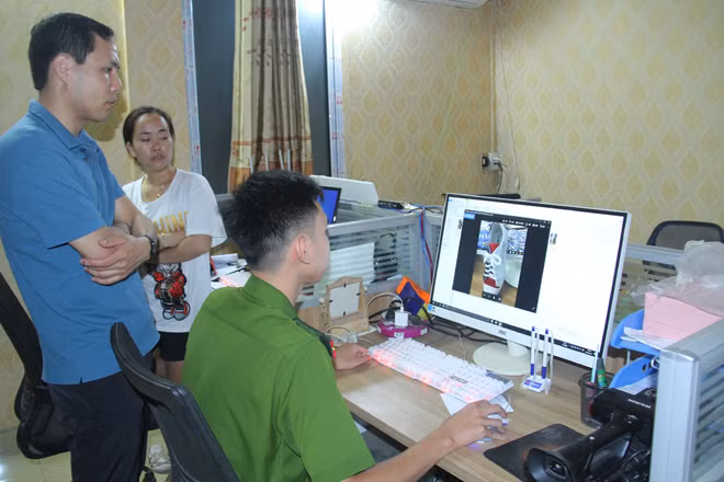 Lãnh đạo Công an thành phố chỉ đạo các đội nghiệp vụ kiểm tra tại kho hàng.