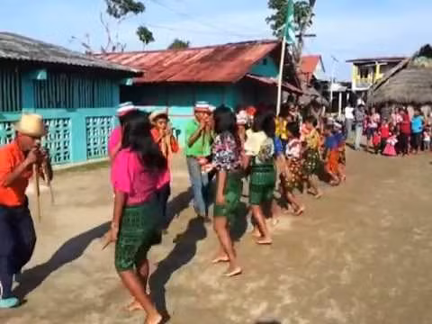 Phụ nữ ở quần đảo Guna Yala được vinh danh với 3 nghi lễ quan trọng nhất là lễ sinh con gái, lễ dậy thì và đám cưới. Phụ nữ ở quần đảo Guna Yala được vinh danh với 3 nghi lễ quan trọng nhất là lễ sinh con gái, lễ dậy thì và đám cưới.