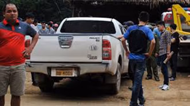 Chiếc xe bán tải do nhóm đối tượng người Lào húc đổ cổng trụ sở Công an huyện Chương Mỹ để chạy trốn. Chiếc xe bán tải do nhóm đối tượng người Lào húc đổ cổng trụ sở Công an huyện Chương Mỹ để chạy trốn.