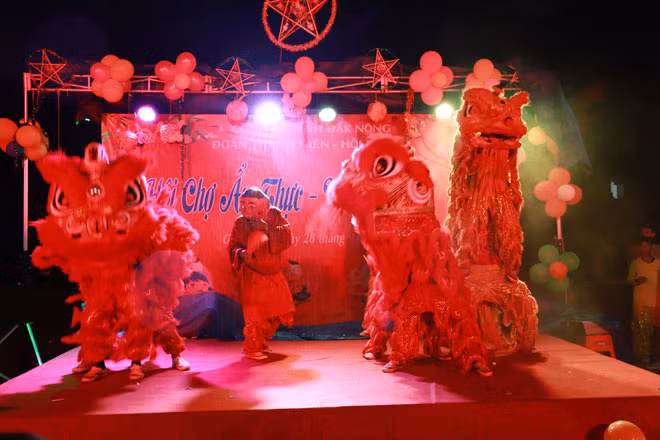 Múa lân tại hội chợ ẩm thực.