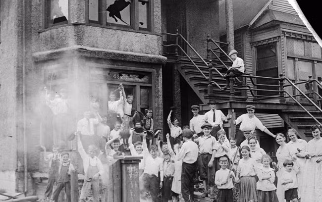Một nhóm thanh thiếu niên da trắng reo hò khi đập phá một căn nhà của người da đen ở khu South Side, Chicago.