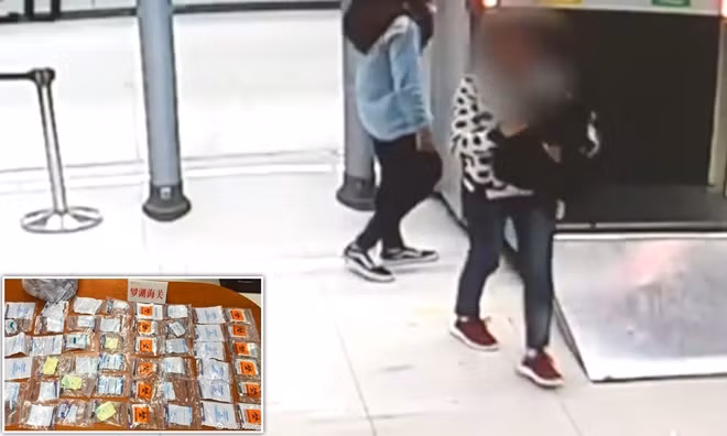 Cô gái (phải), người không được nêu tên, bị bắt vào ngày 23-2-2019 với các mẫu máu trong ba lô tại cảng Luohu ở Thâm Quyến, giáp biên giới Hong Kong.