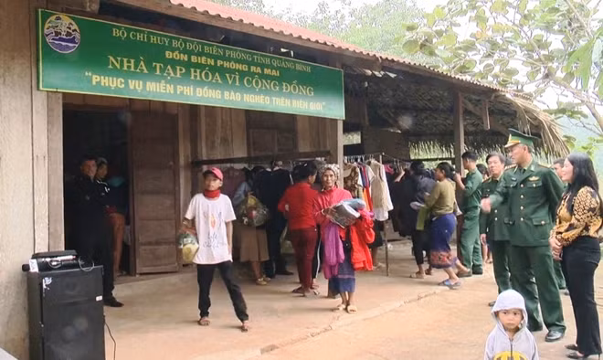 Nhiều bà con dân bản đến cửa hàng tạp hóa miễn phí chọn cho mình các mặt hàng thiết yếu.