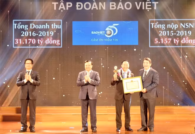 Ông Đào Đình Thi - Chủ tịch HĐQT Tập đoàn Bảo Việt tại Lễ vinh danh Người nộp thuế tiêu biểu.