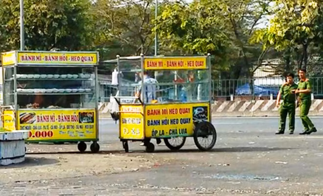 Tranh giành chỗ bán bánh mì dẫn đến đánh nhau. Tranh giành chỗ bán bánh mì dẫn đến đánh nhau.