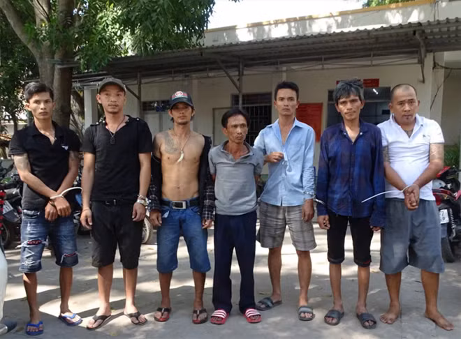 Những con nghiện bị bắt giữ. Những con nghiện bị bắt giữ.