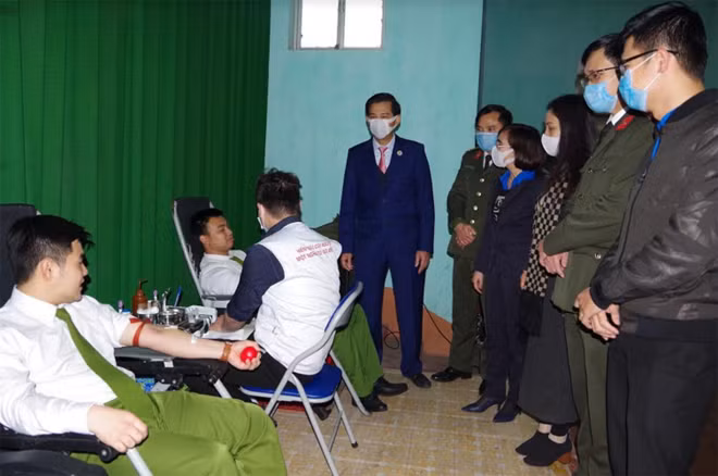 Đại diện các đồng chí lãnh đạo động viên cán bộ chiến sỹ tham gia hiến máu.