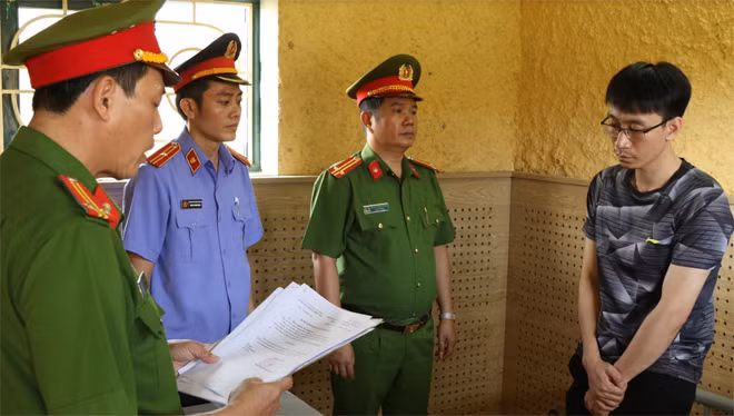 Tống đạt quyết định khởi tố vụ án, khởi tố bị can và lệnh tạm giam 4 tháng đối với đối tượng là nhân viên Ngân hàng BIDV chi nhánh Quảng Bình lừa đảo, chiếm đoạt tài sản