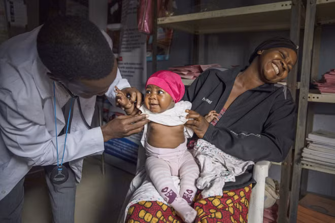 Bé Beatrice, 1 tuổi khám tổng quát tại Yola (Nigeria), nơi hàng ngàn trẻ em chết mỗi năm do bệnh viêm phổi. Ảnh nguồn: Modola/Unicef.
