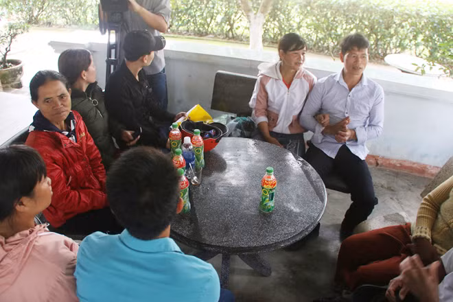 Cuộc đoàn tụ ngay tại căng tin trại giam.